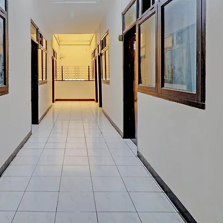 Oyo Life 92685 Kost Arimbi Hotel